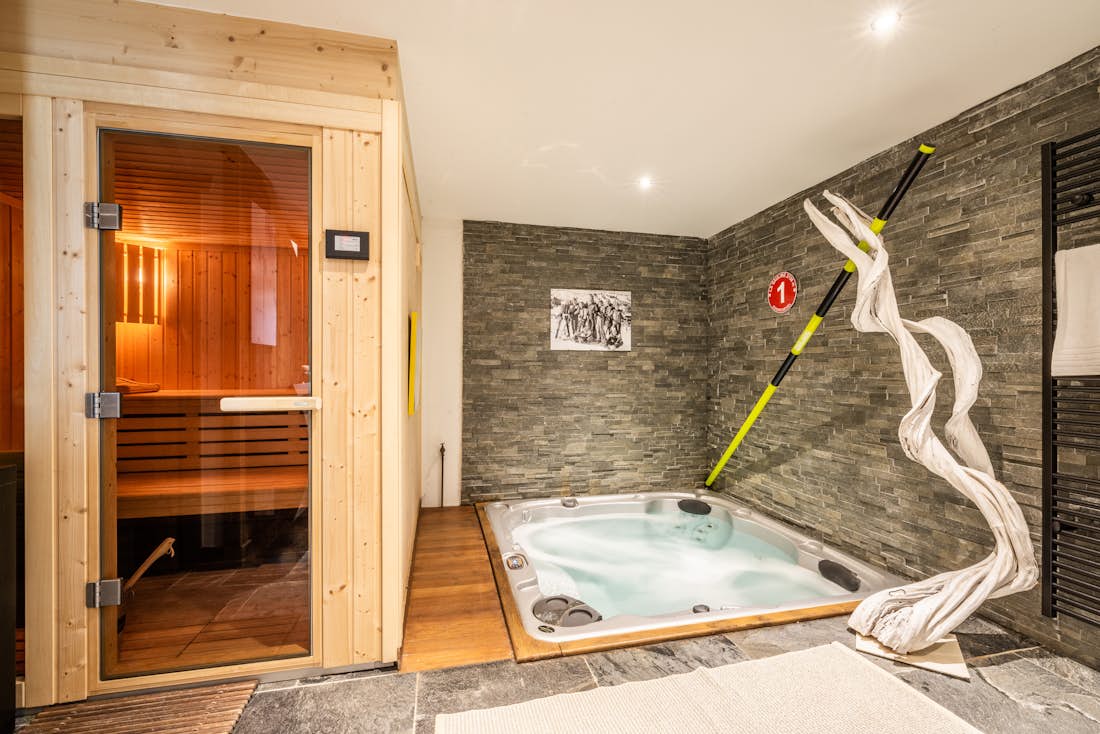 Sauna bain à remous de luxe espace bien-être appartement Moabi Courchevel Le Praz accès skis aux pieds
