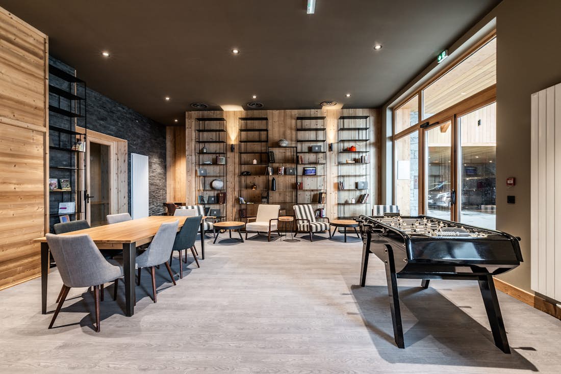 Alpe d’Huez location - Appartement Fagus - Lounge commun avec babyfoot dans résidence de luxe à l'appartement Fagus à l'Alpe d'Huez