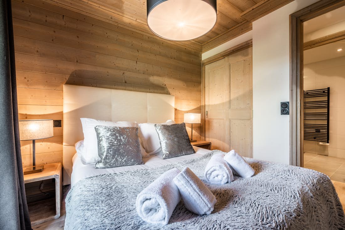 Cosy double bedroom ski in ski out apartment Padouk Courchevel Moriond