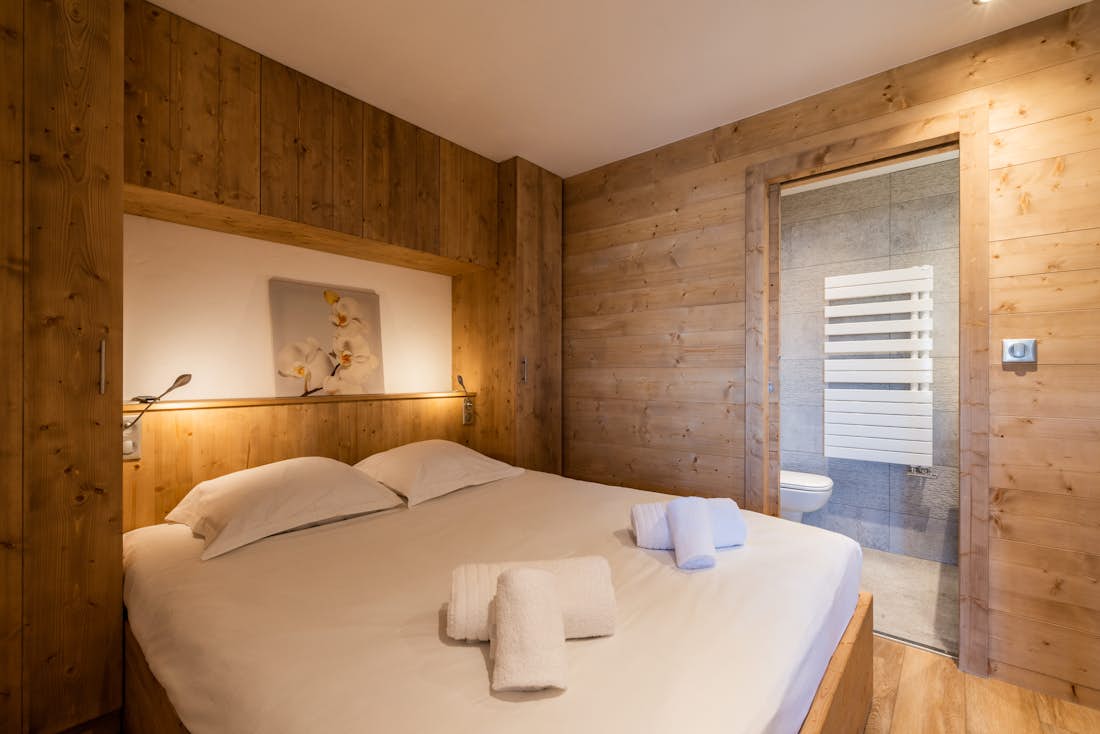 Luxury double ensuite bedroom ski in ski out apartment Itauba Courchevel 1850