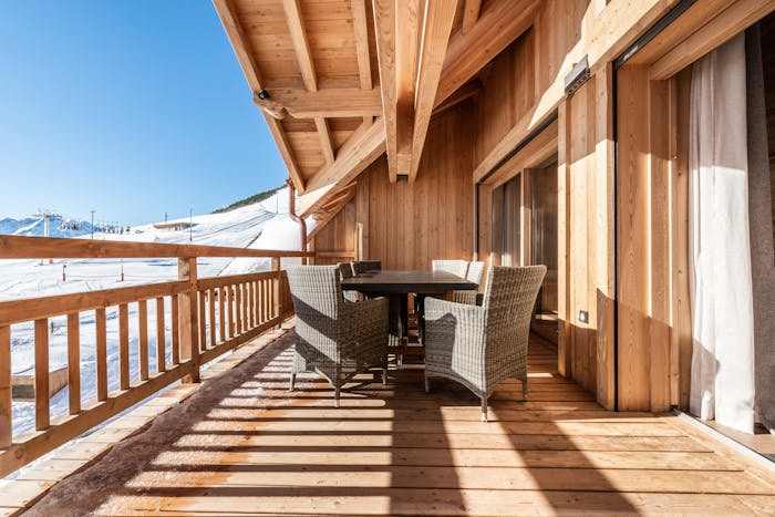 Spacious terrace mountain views ski in ski out apartment Tamboti Alpe d'Huez