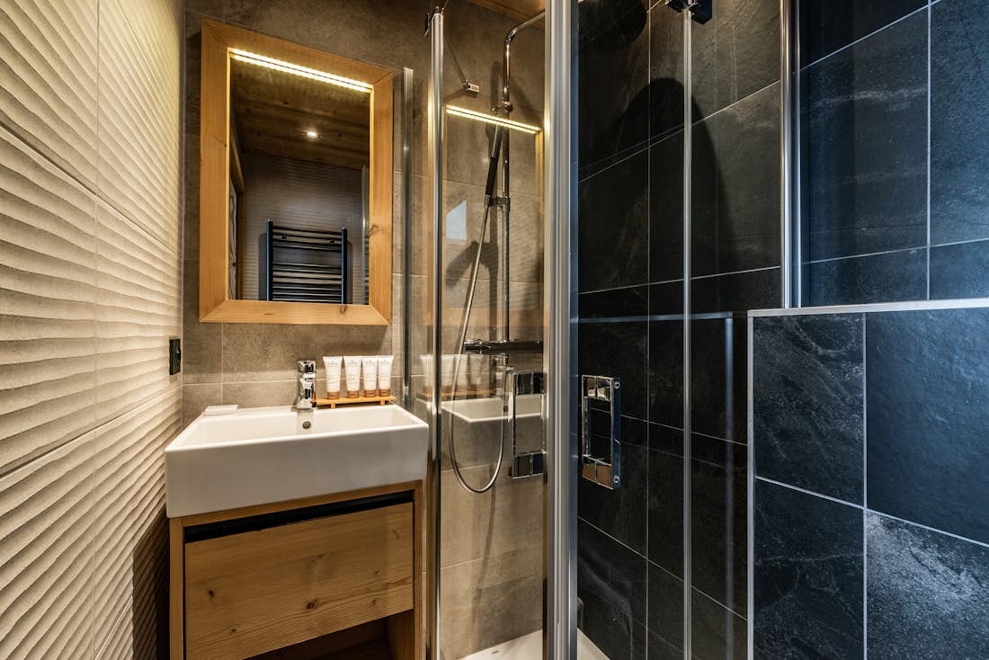 Modern bathroom walk-in shower ski in ski out apartment Juglans Alpe d'Huez