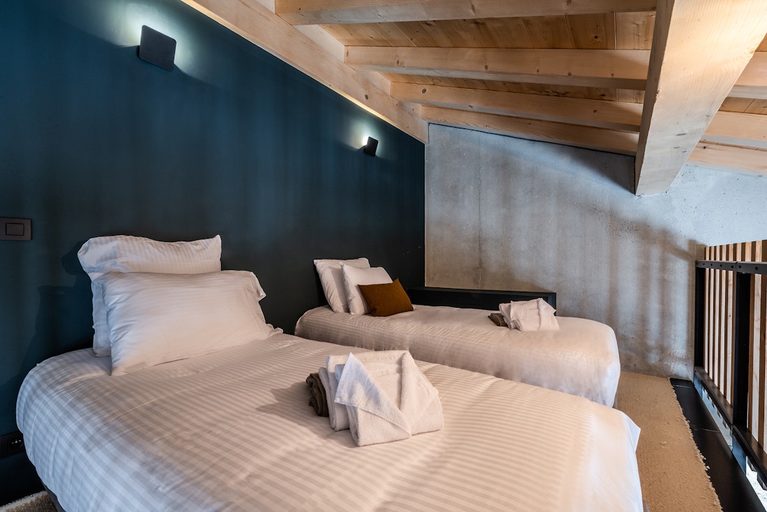 Twin bedroom joined double ensuite bedroom eco-friendly chalet Nelcôte Morzine