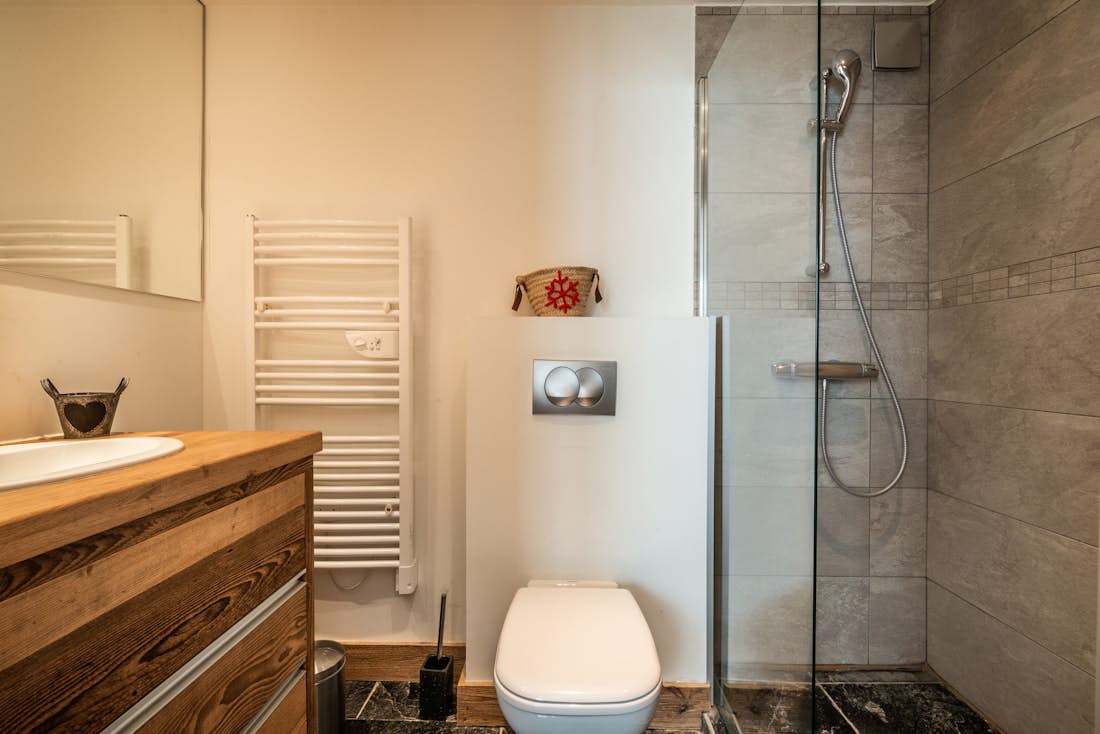Courchevel accommodation - Apartment Moabi - Spacious bathroom with walk-in shower at ski in ski out apartment Moabi Courchevel Le Praz