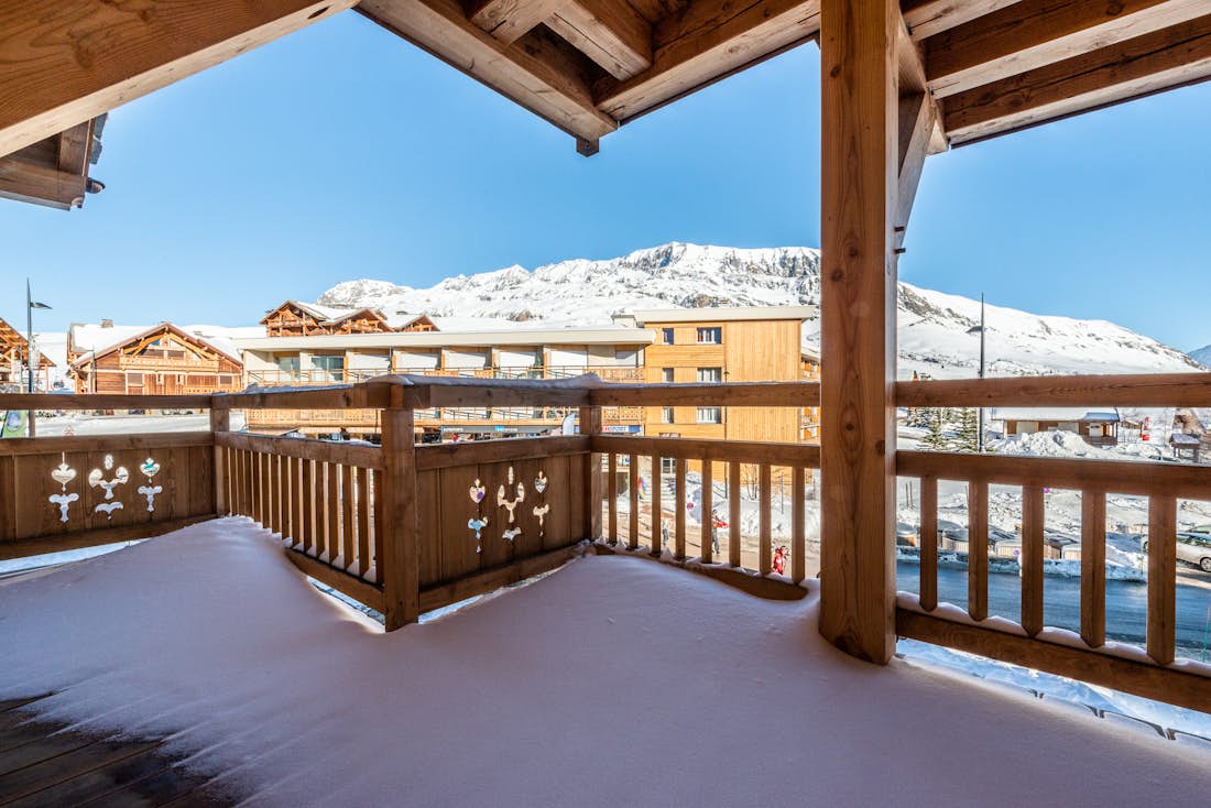 Alpe d’Huez accommodation - Apartment Sipo - Large terrace with mountain views in ski in ski out apartment Sipo Alpe d'Huez