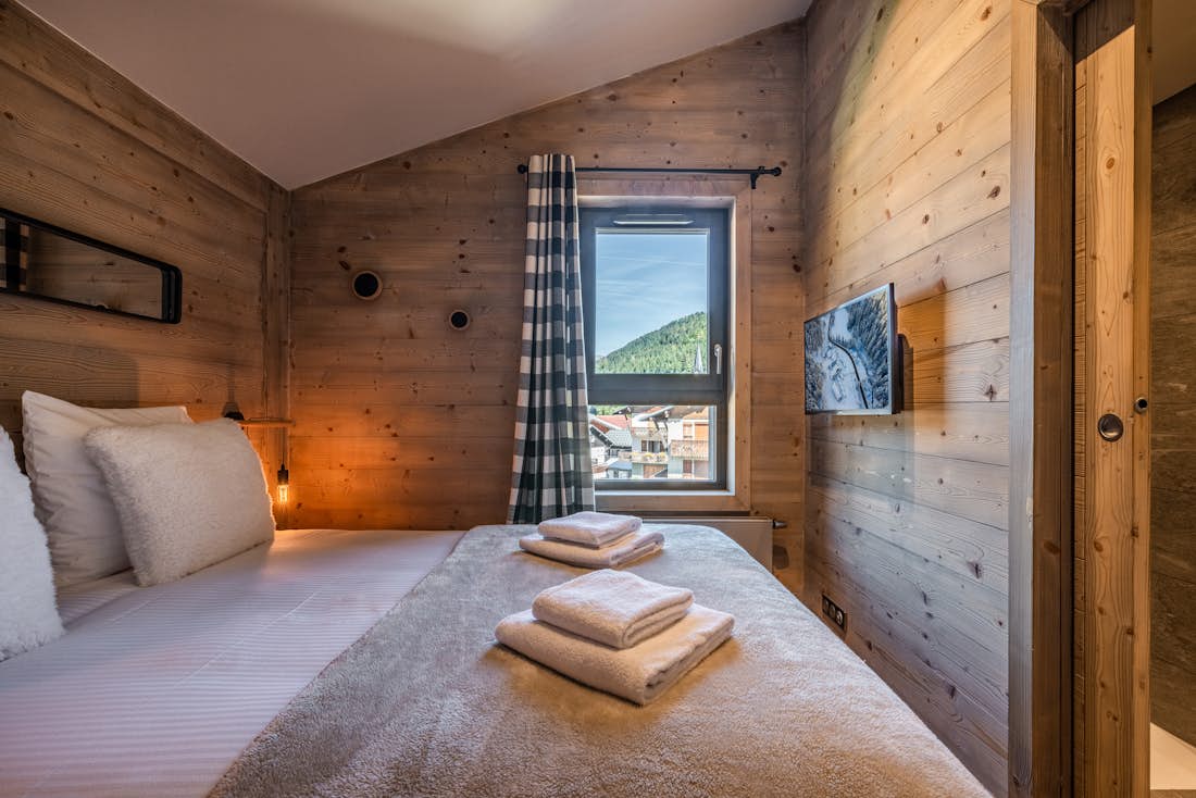 Magnifique chambre double moderne vue village paysagesalle de bain  Merbau appartement de luxe aux pieds des pistes Les Gets