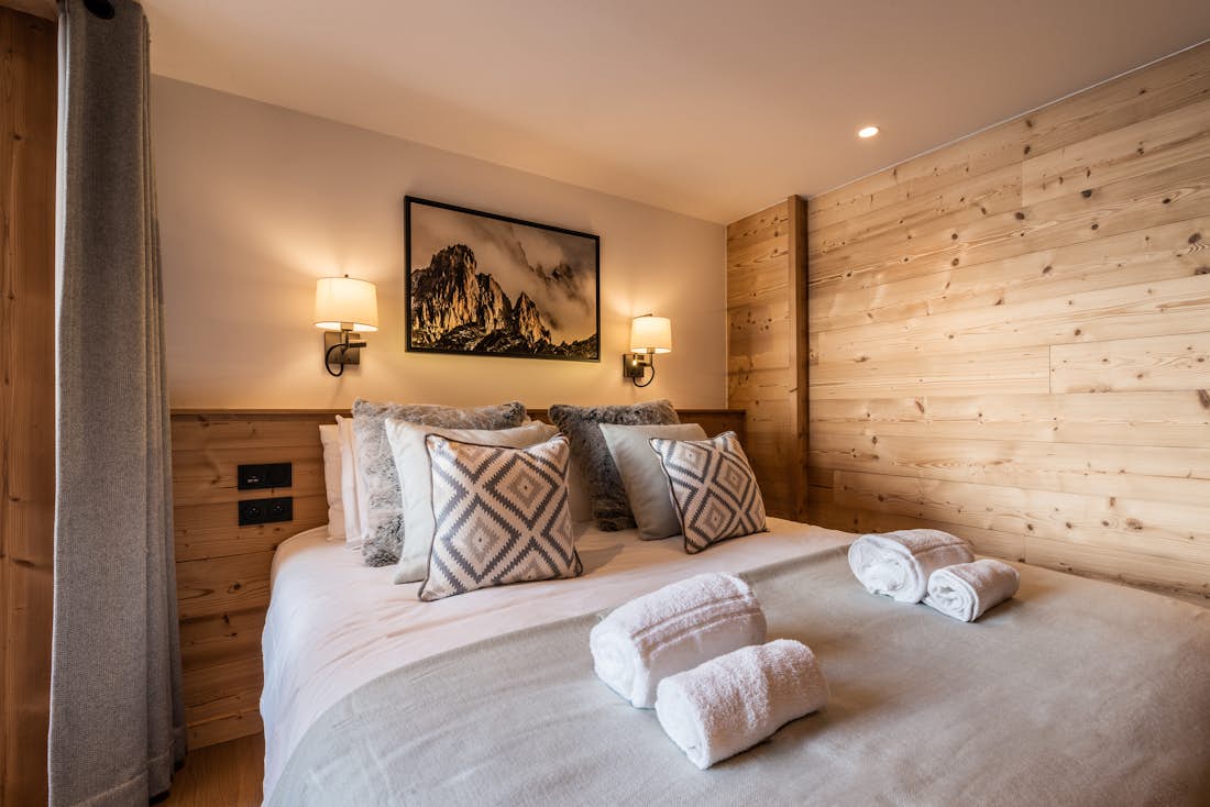 Magnifique chambre double style alpin salle de bain appartement de luxe aux pieds des pistes Tamboti Alpe d'Huez