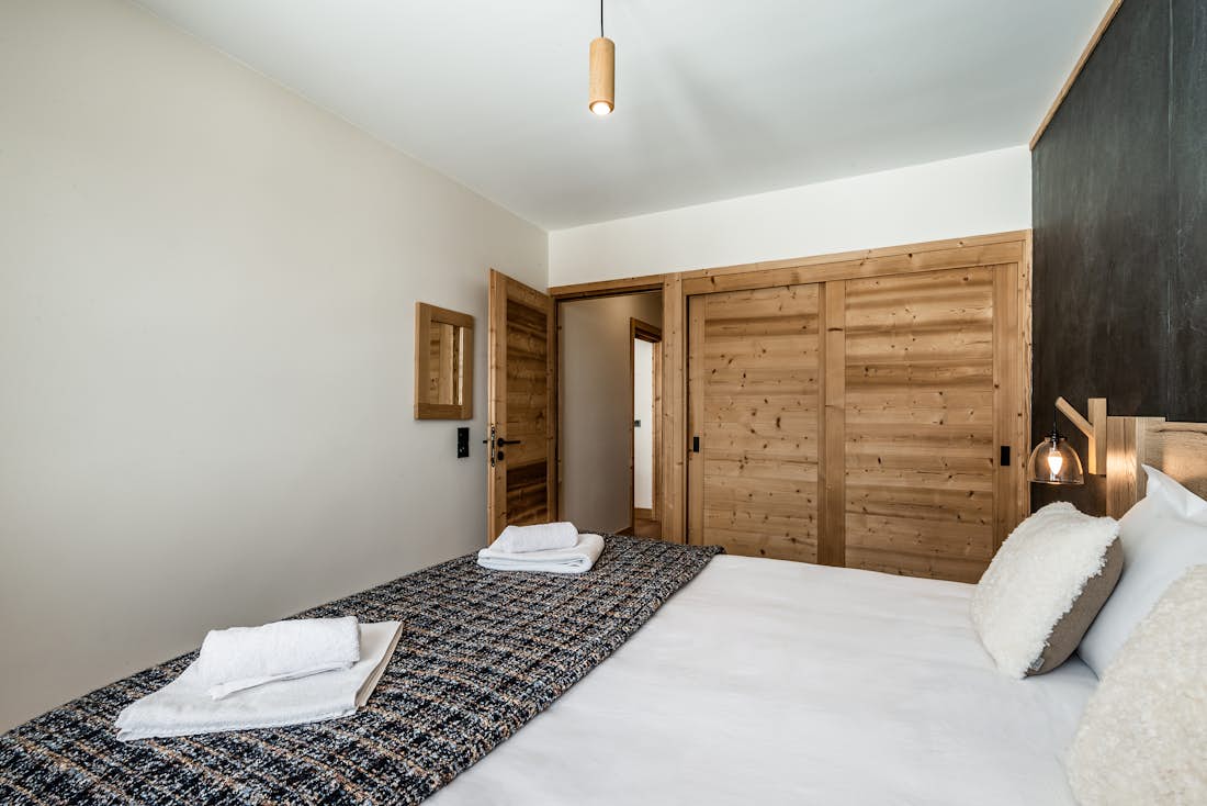 Chambre double confortable nombreux placards vue paysage appartement Fagus Alpe d'Huez
