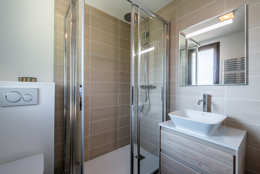 Modern bathroom walk-in shower family chalet Jatoba Chamonix