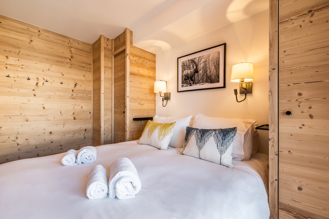 Charmante chambre double confortable avec vue village montagnes dans l'appartement de luxe Sipo aux pieds des pistes à Alpe d'Huez