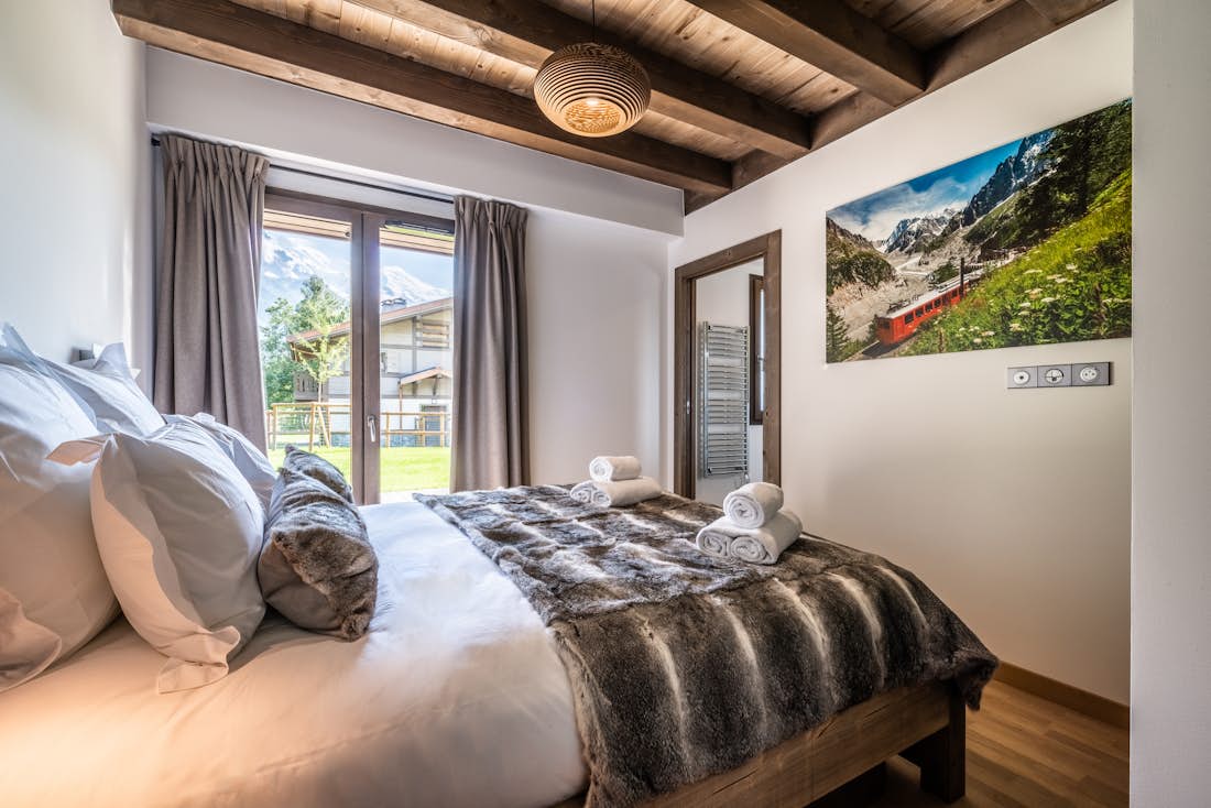 Chamonix location - Chalet Jatoba - Jolie chambre double confortable avec vue sur le paysage dans le chalet de luxe au ski Jatoba à Chamonix