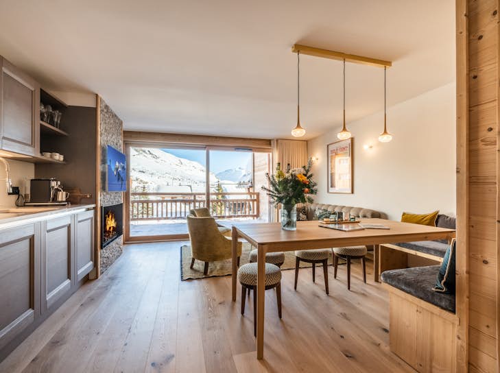 Conciergerie Espace Killy A kitchen and dining area in a mountain apartment.