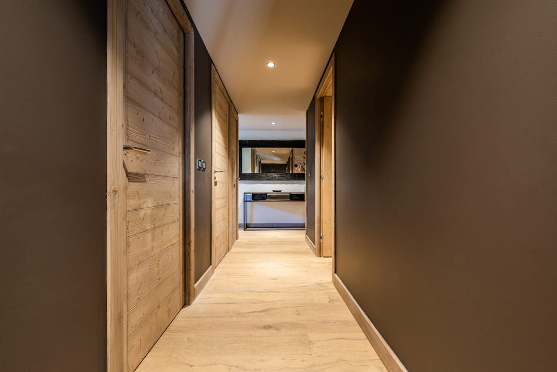Les Gets accommodation - Apartment Merbau - Spacious corridor at ski in ski out apartment Merbau Les Gets