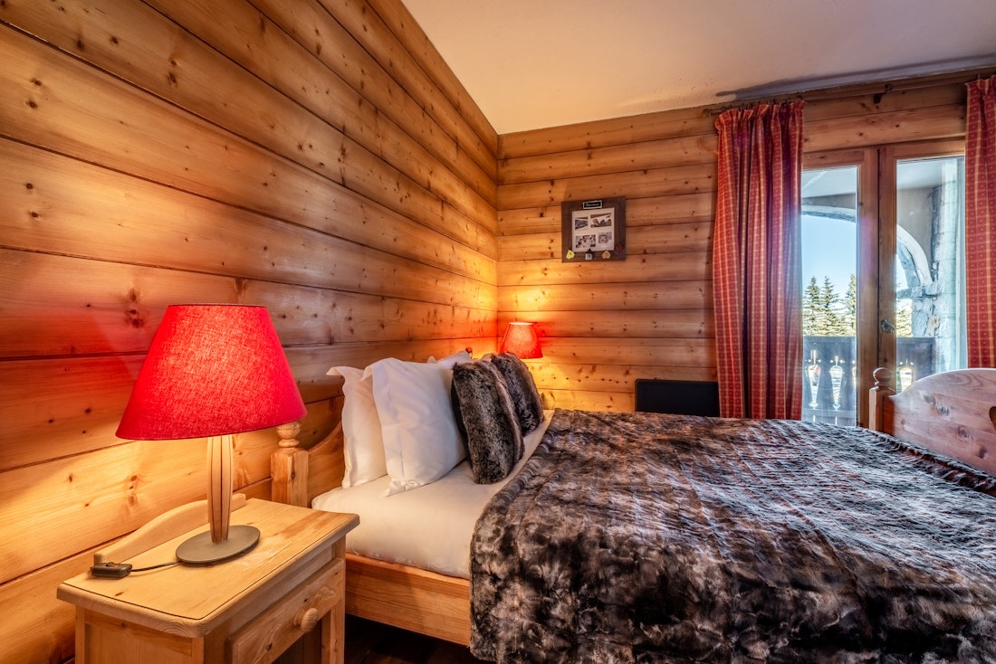 Wooden-Style cosy double ensuite bedroom ski in ski out apartment Mirador 1850 B Courchevel 1850