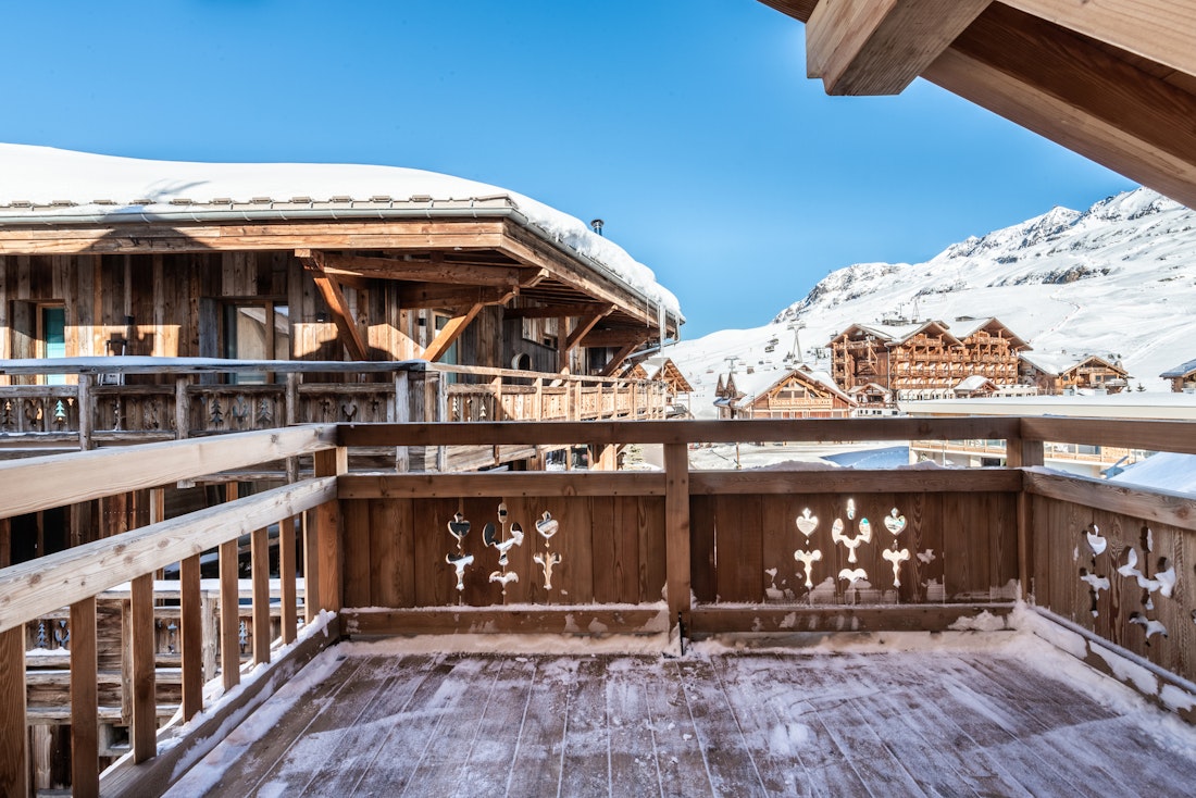 Vaste terrasse traversante appartement de luxe familial Tamboti Alpe d'Huez