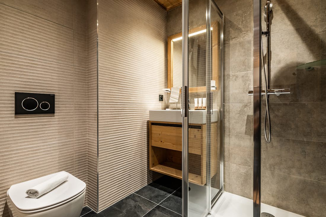 Alpe d’Huez location - Appartement Thuja - Salle de bain moderne avec une douche à l'italienne dans appartement Thuja à Alpe d'Huez