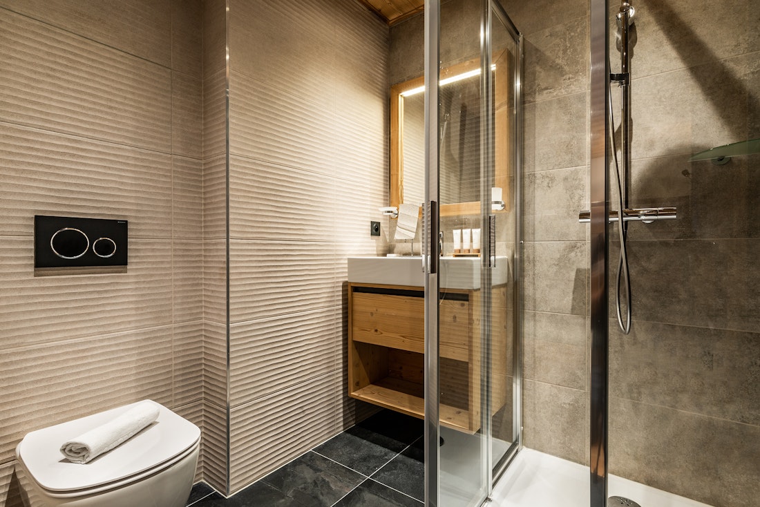 Modern bathroom walk-in shower ski in ski out apartment Thuja Alpe d'Huez