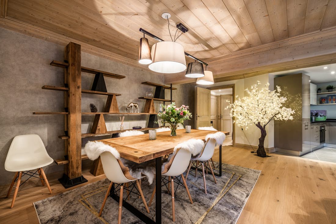Belle salle à manger ouverte appartement de luxe familial Padouk Courchevel Moriond