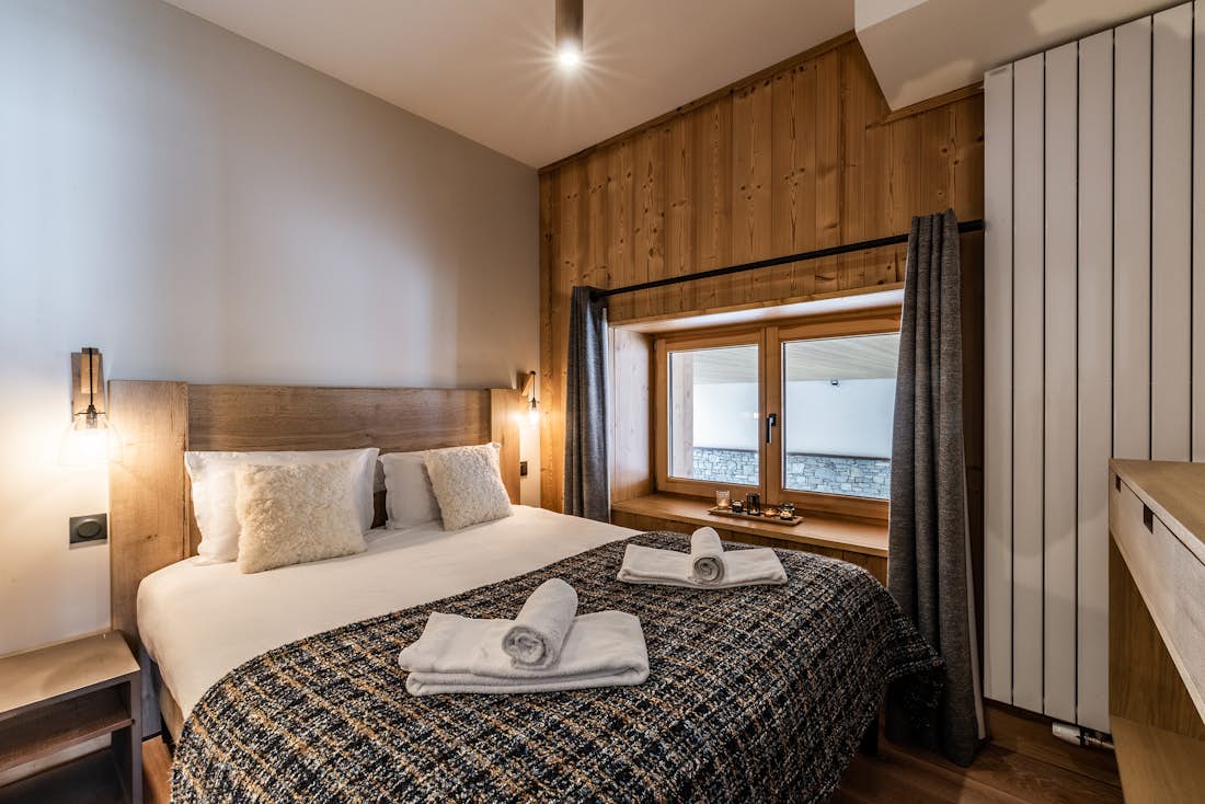 Chambre double moderne salle de bain appartement Sorbus Alpe d'Huez
