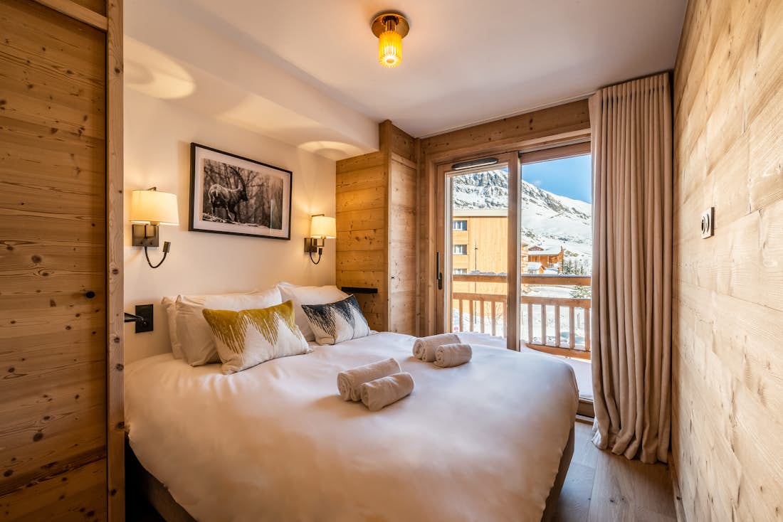 Chambre double confortable vues panoramiques paysage appartement de luxe aux pieds des pistes Sipo Alpe d'Huez