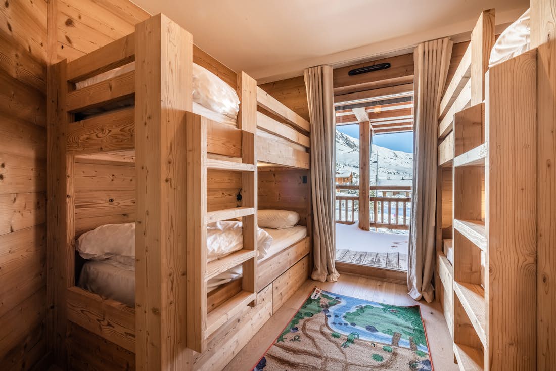 Alpe d’Huez location - Appartement Sipo - Charmante chambre confortable pour enfants avec balcon dans l'appartement de luxe Sipo aux pieds des pistes à Alpe d'Huez
