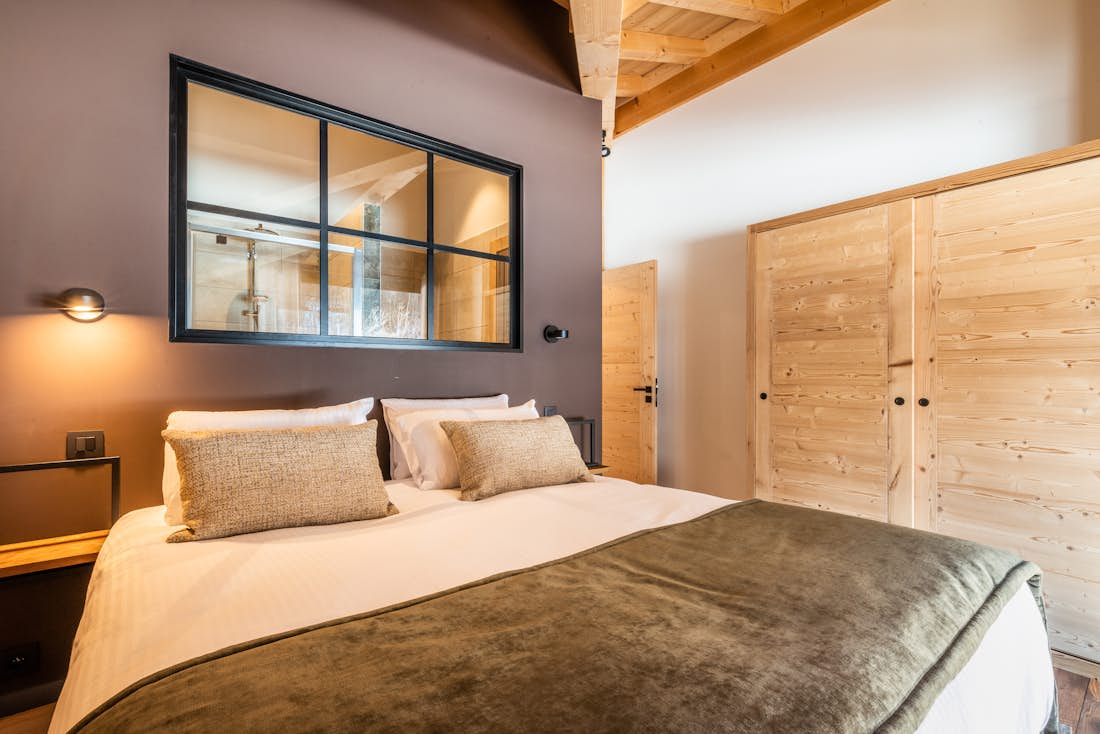 Morzine location - Chalet Azobé - Chambre double confortable avec salle de bain dans chalet de luxe Azobe familial à Morzine