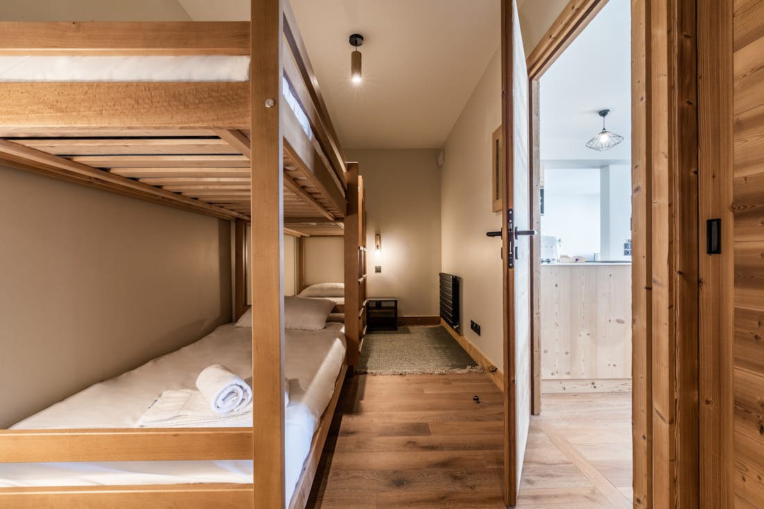 Alpe d’Huez location - Appartement Fagus - Chambre enfant style montagnarde avec lits superposés dans appartement Fagus à Alpe d'Huez