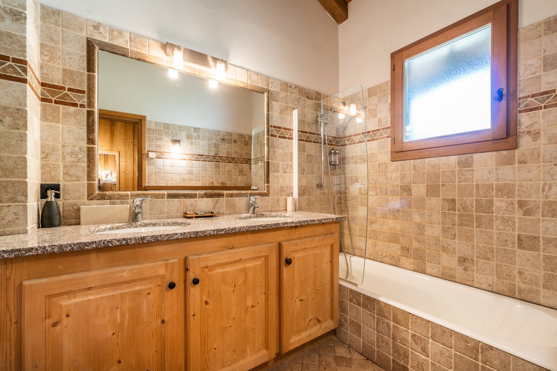 Chamonix accommodation - Chalet Olea  - Exquisite bathroom with bath tub in family chalet Olea in Chamonix