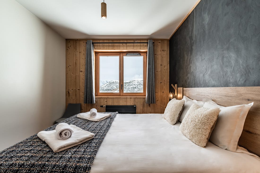 Alpe d’Huez location - Appartement Fagus - Chambre double confortable avec salle de bain dans appartement Fagus à Alpe d'Huez