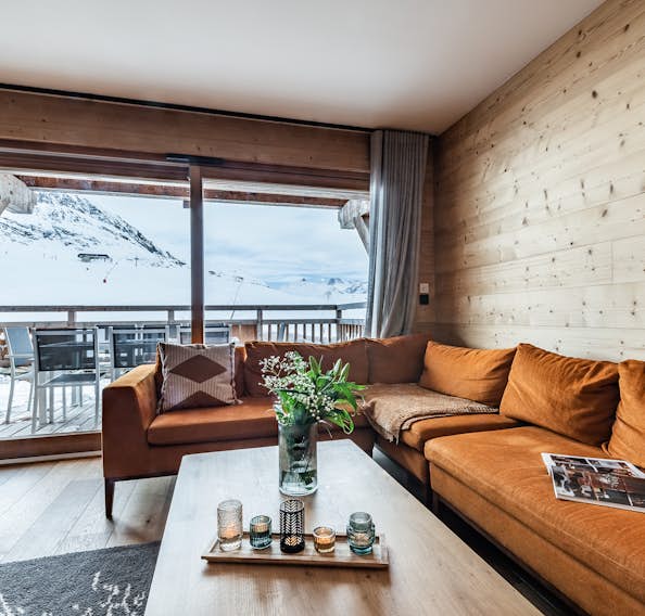 Salon moderne avec terrasse sur les pistes de ski à la location Wapa à l'Alpe d'Huez [Need_Transalte]