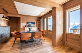 Beautiful open plan dining room ski in ski out apartment Itauba Courchevel 1850