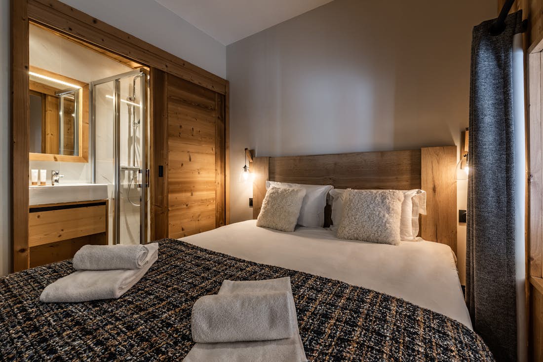 Chambre double moderne salle de bain appartement Sorbus Alpe d'Huez