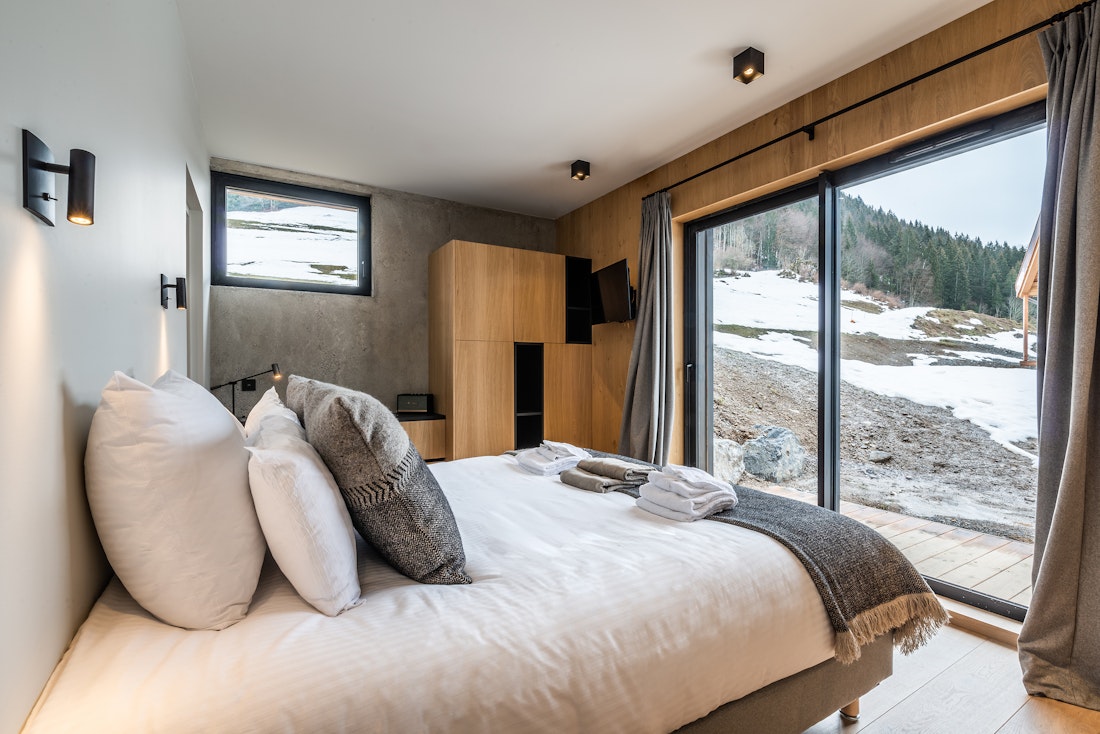 Cosy double bedroom ample cupboard space landscape views eco-friendly chalet Nelcôte Morzine