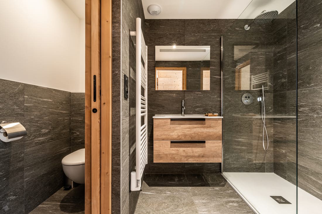 Alpe d’Huez accommodation - Apartment Tamboti - Modern bathroom with walk-in shower at ski in ski out apartment Tamboti Alpe d'Huez