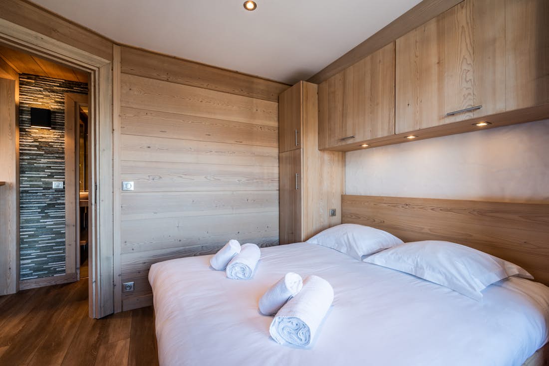 Courchevel accommodation - Apartment Itauba - Spacious double ensuite bedroom at ski in ski out apartment Itauba Courchevel 1850