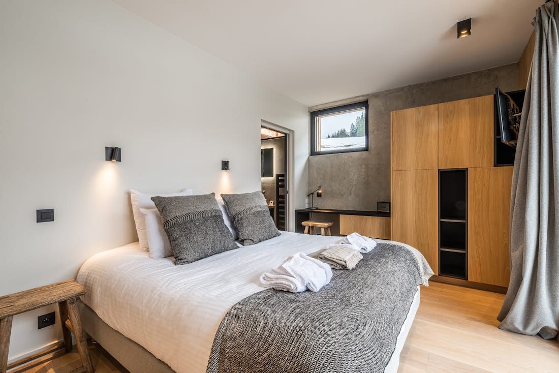 Luxury double ensuite bedroom desk eco-friendly chalet Nelcôte Morzine
