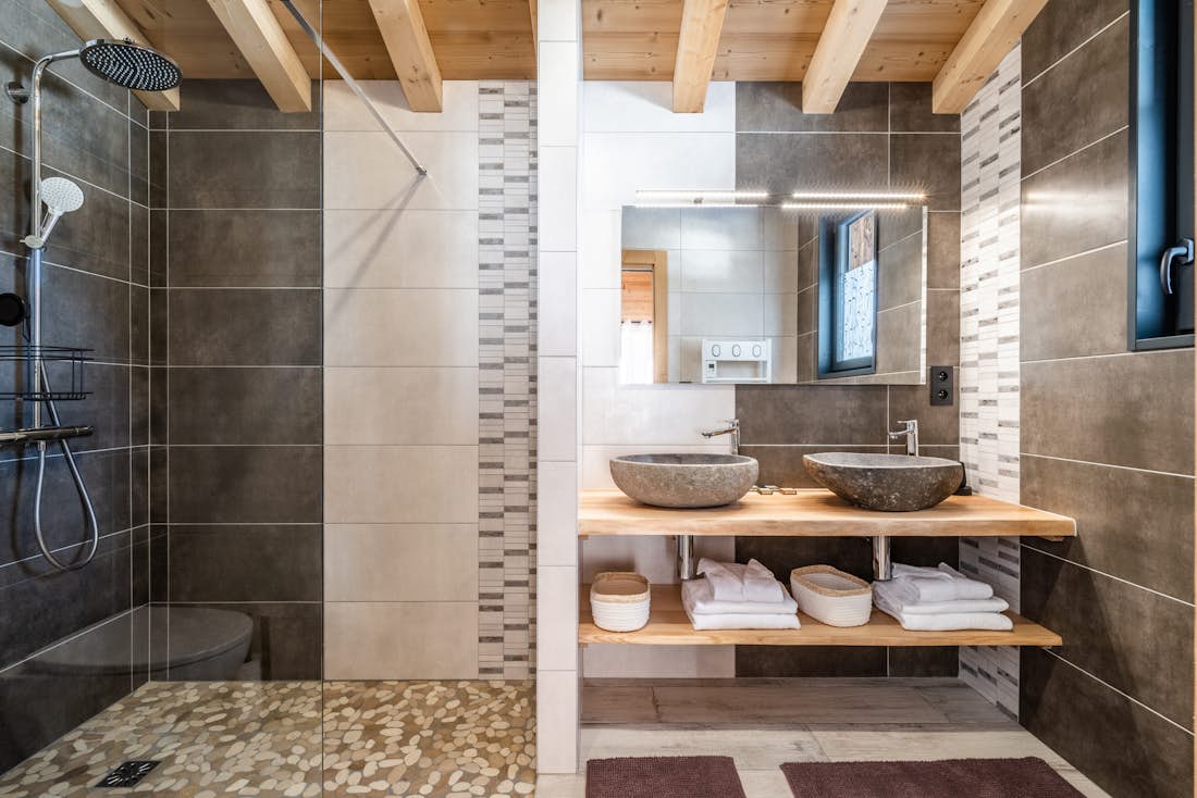 Salle de bain moderne douche à l'italienne chalet de luxe familial Azobe Morzine