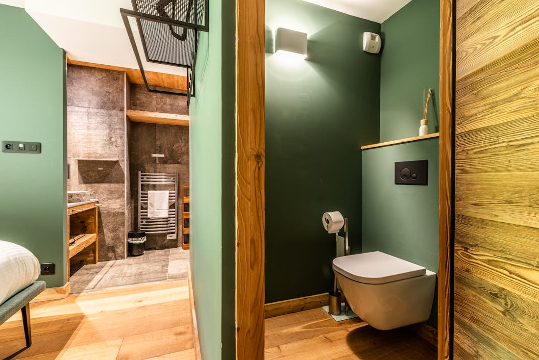 Salle de bain moderne douche à l'italienne appartement de luxe ski Tahoe Les Gets