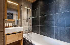 Modern bathroom bath tub ski in ski out apartment Thuja Alpe d'Huez