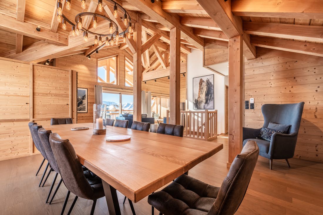 Beautiful open plan dining room ski in ski out apartment Tamboti Alpe d'Huez