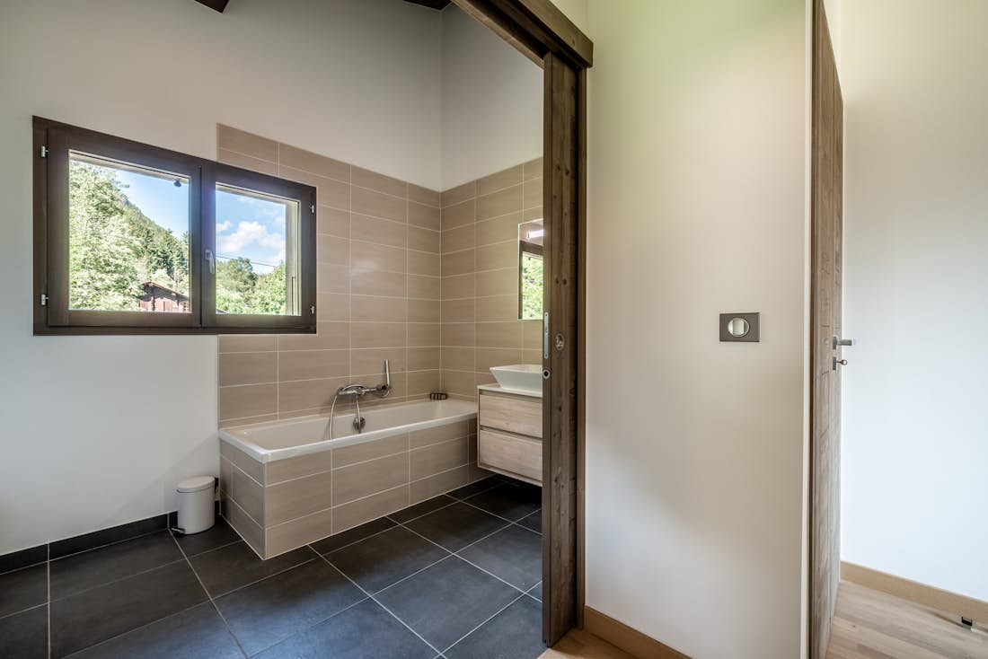 Chamonix accommodation - Chalet Jatoba - Exquisite bathroom with bath tub in family chalet Jatoba Chamonix