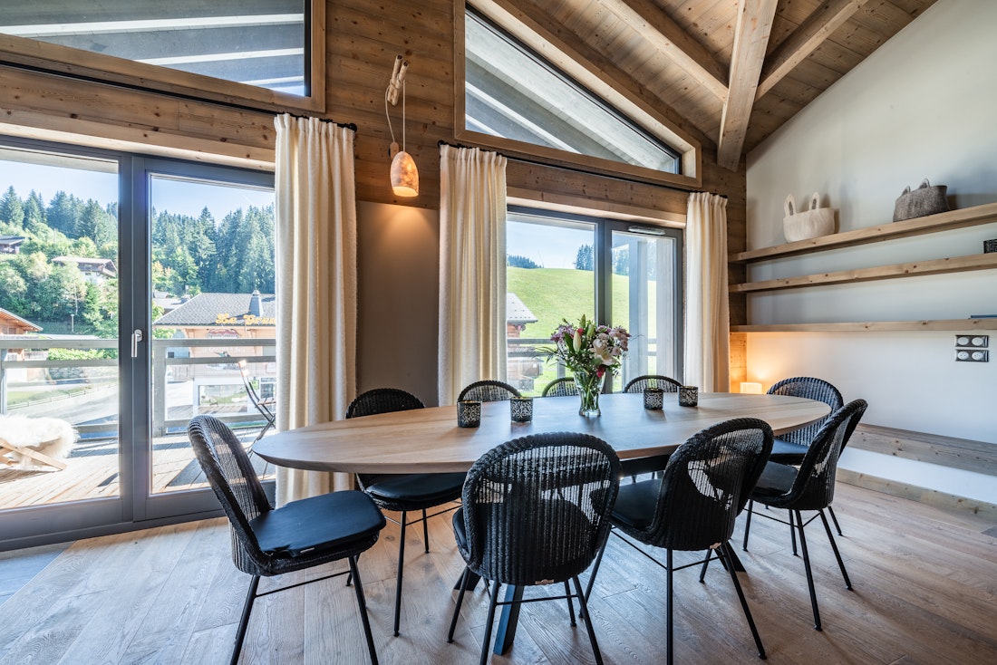 Superbe salle à manger ouverte design appartement de luxe Merbau aux pieds des pistes Les Gets