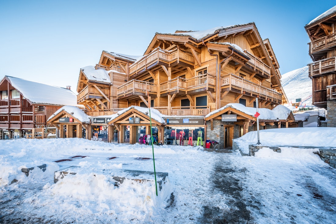Façade extérieure bois immeuble style alpin appartement de luxe aux pieds des pistes Tamboti Alpe d'Huez