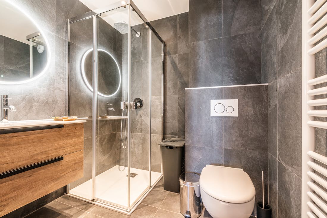 Splendide salle de bain moderne douche à l'italienne commodités appartement de luxe familial Sipo Alpe d'Huez