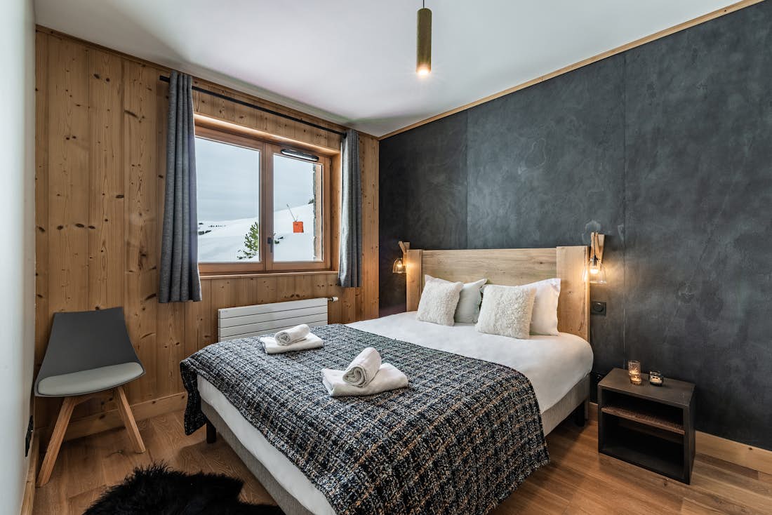 Chambre double moderne vue montagne salle de bain appartement Juglans Alpe d'Huez