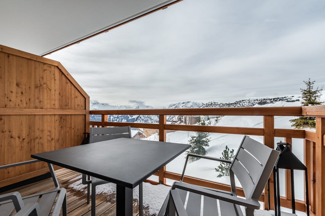 Alpe d’Huez accommodation - Apartment Juglans - Great terrace with a view on the slopes in luxury ski in ski out apartment Juglans in Alpe d'Huez