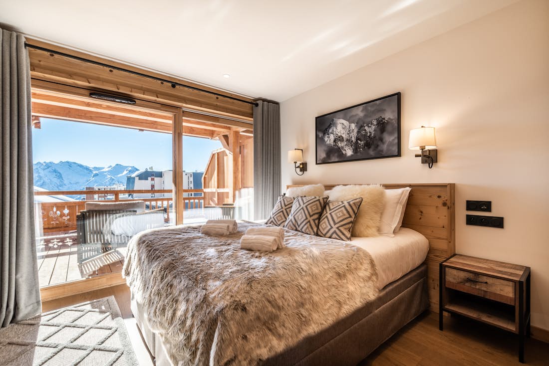 Alpe d’Huez accommodation - Apartment Tamboti - Spacious double ensuite bedroom with terrace ski in ski out apartment Tamboti Alpe d'Huez