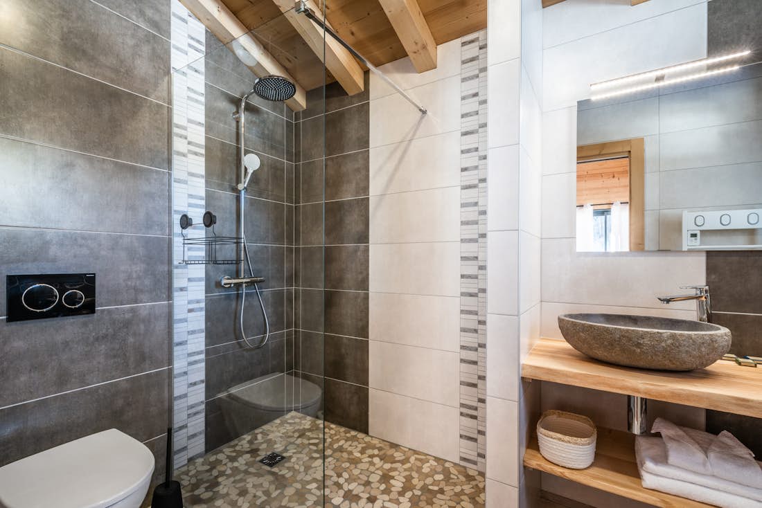 Salle de bain spacieuse douche à l'italienne chalet de luxe familial Azobe Morzine