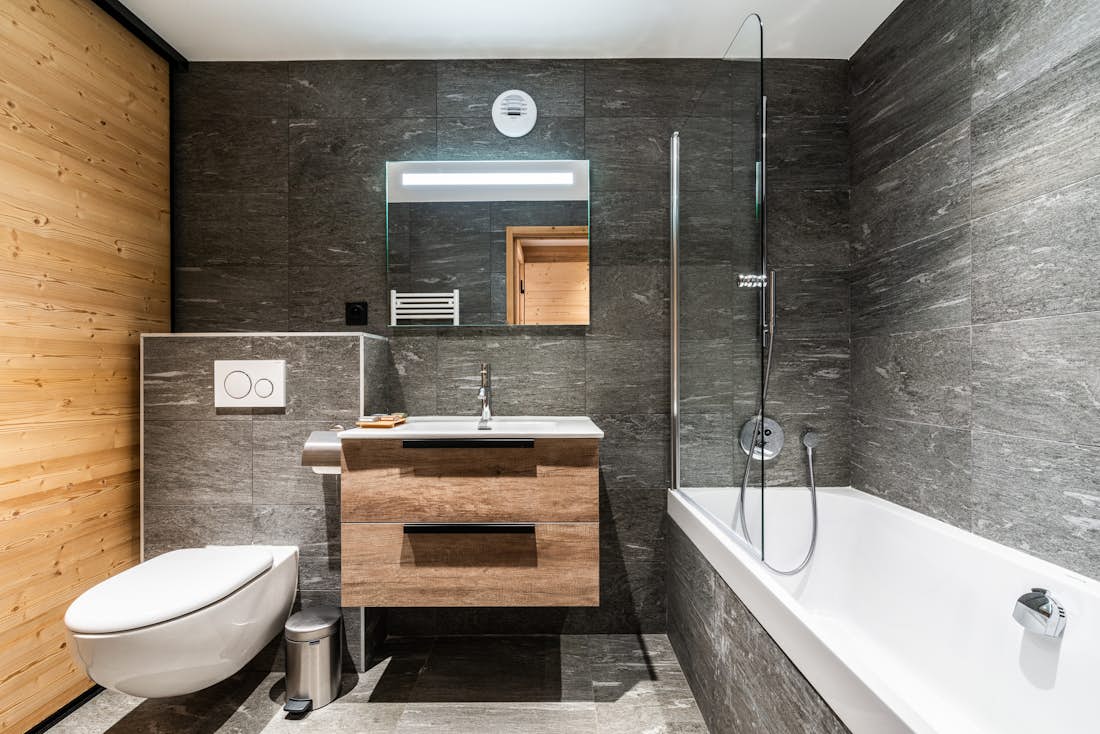 Salle de bain exquise toute équipée baignoire de luxe appartement de luxe familial Tamboti Alpe d'Huez