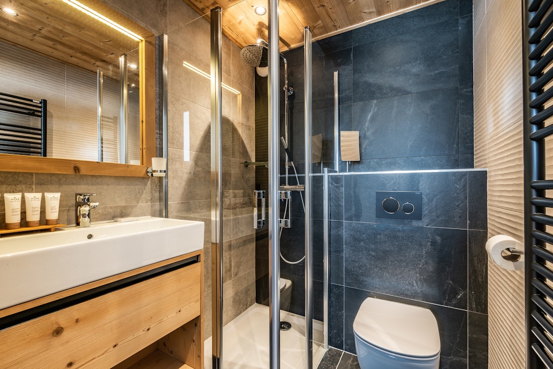 Salle de bain moderne douche à l'italienne appartement Fagus Alpe d'Huez
